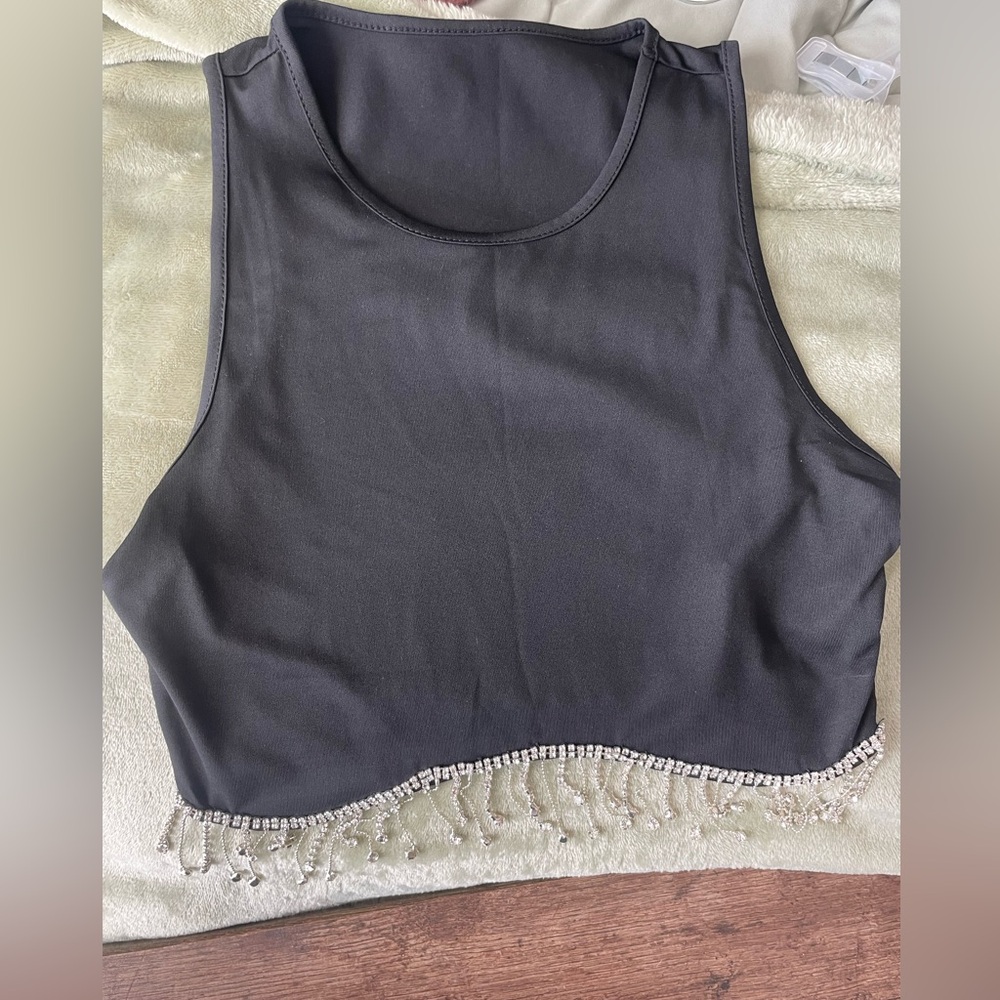 Black tank top with gemstones
Size small
SHEIN